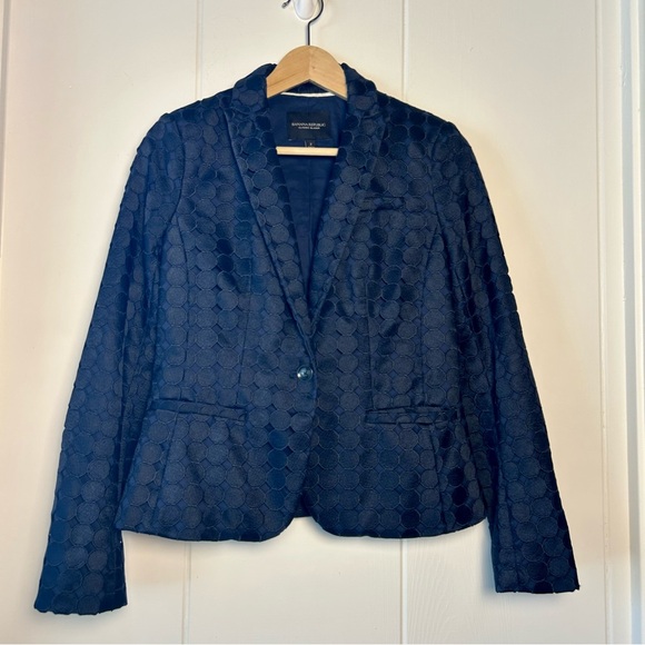 Banana Republic Jackets & Blazers - Banana Republic Navy Blue Embroidered Circles Patterned Blazer size 2